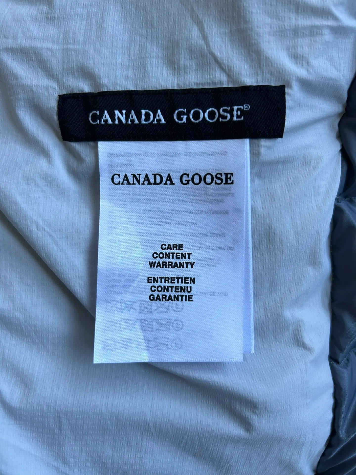 P880 official website CANADA GOOSE thin and light model. It is super lightweight and has no weight-bearing feeling on the upper body! It also shows your temperament!! The Canadian brand Canada Goose has always been recognized as the warmest down jacket. Various Instagram celebrities, Internet celebrities, and celebrities often wear it for street photos. I make Canada Goose every year, but I still can’t get rid of my love for it. No matter how cold the winter is, there is no need to be afraid. It is the legendary warmest down jacket and is known as a must-have for arctic outdoor sports! The most popular down jacket in the world, major celebrities are rushing to buy it, and it is a must-have for everyone! Size: S-2xl Color: black gray